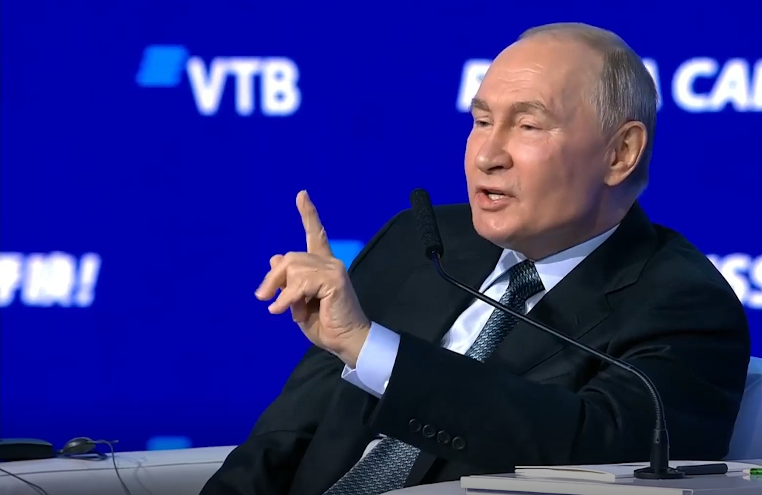 Путин сделал замечание бизнесмену из ФРГ за вопрос на английском языке