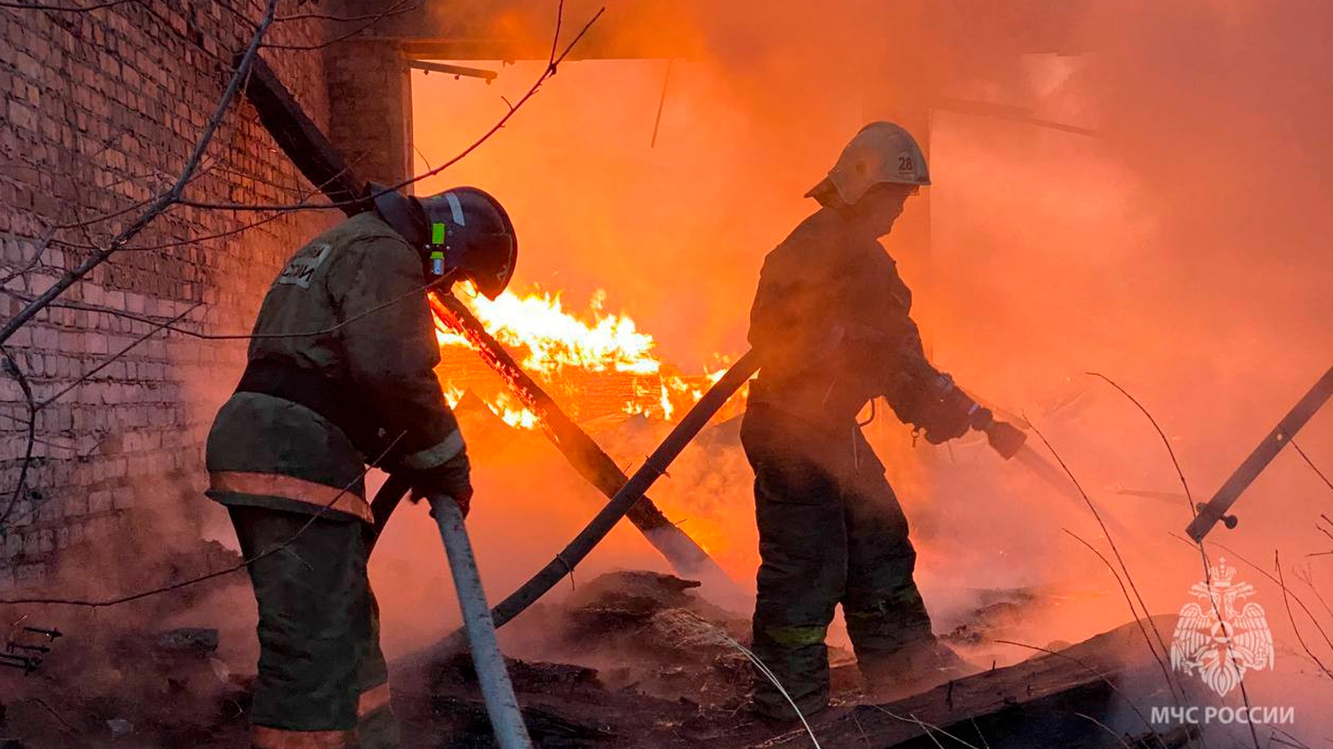 Крупный пожар произошел на складе в Нижнем Новгороде