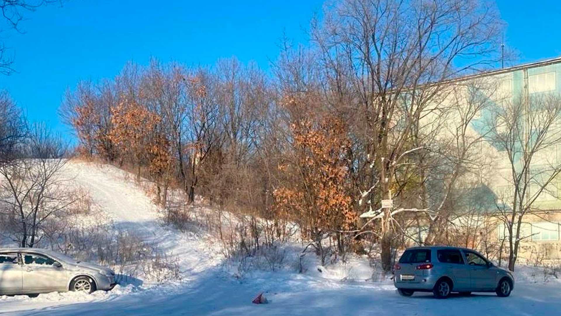 В Амурске ребенок скатился с горки и попал под авто
