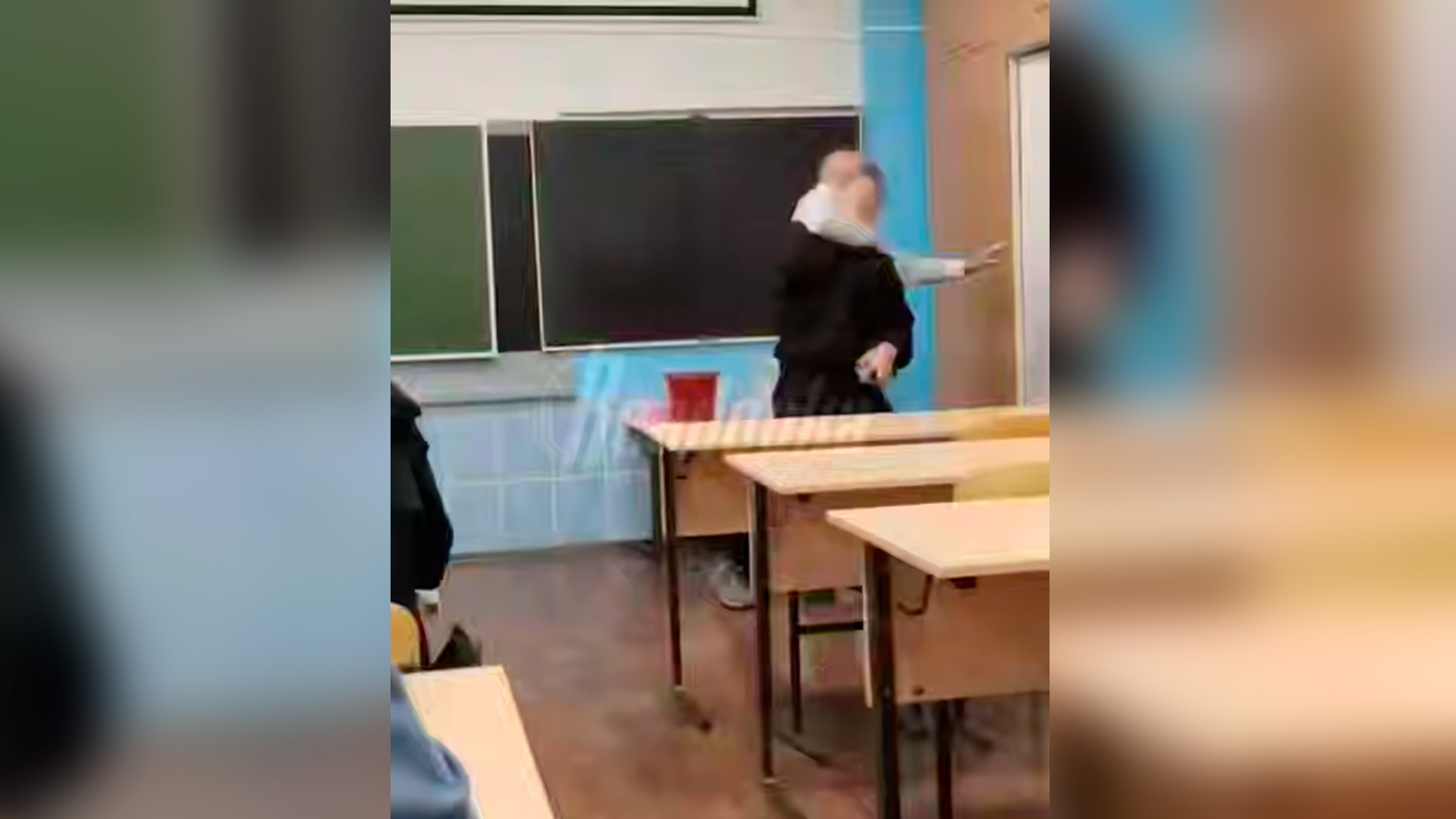 В Уфе учитель схватил подростка за горло и вытолкал из класса