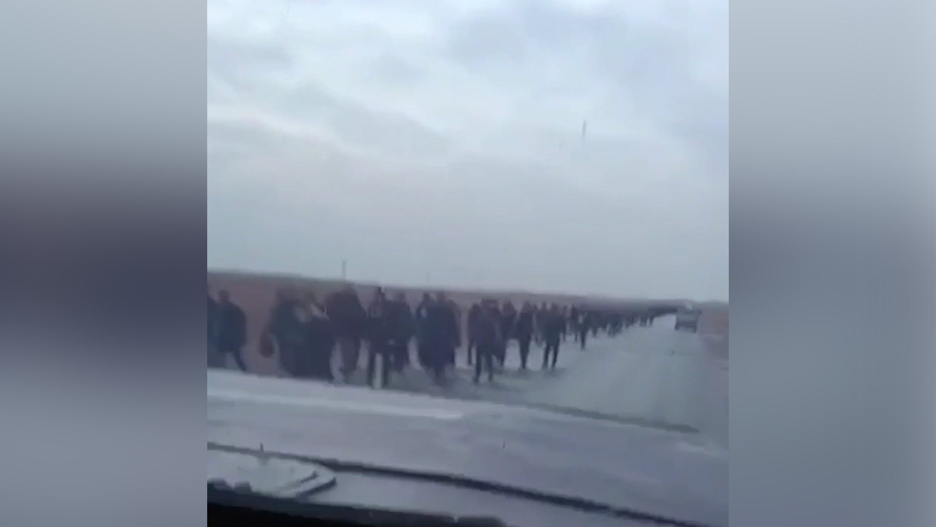 Колонна сбежавших сирийских военных растянулась на несколько километров
