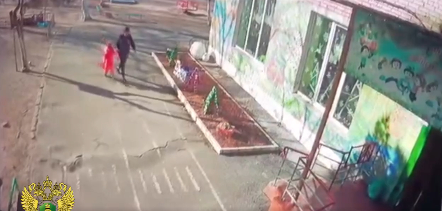 В Приморье воспитатели детского сада забыли ребенка на улице