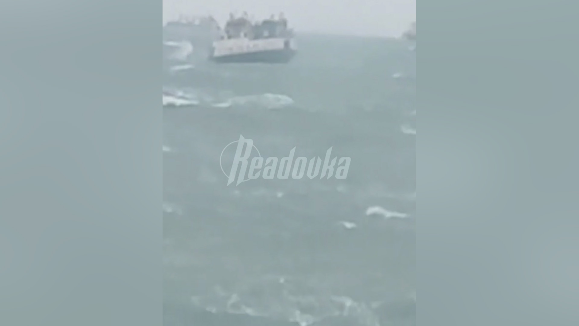С потерпевшего крушение танкера эвакуировали 9 моряков