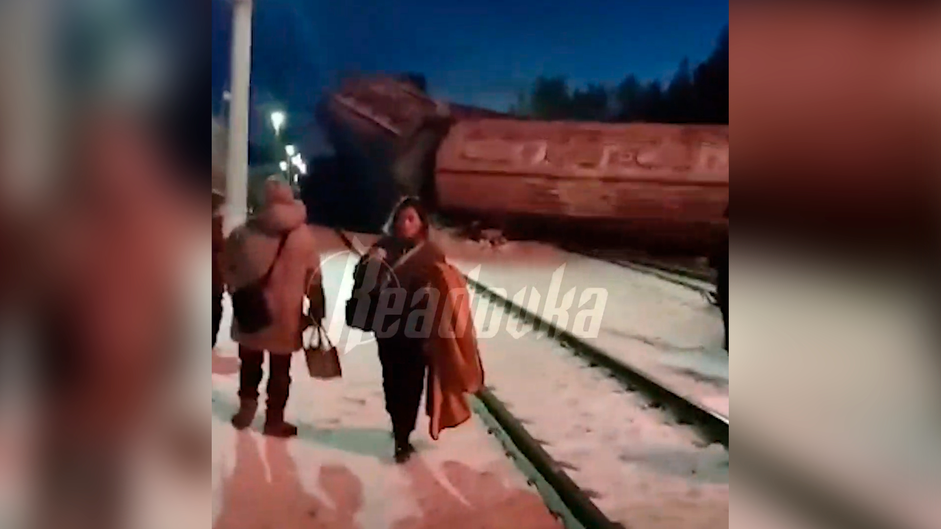 «Мы с рельсов сошли»: пассажир снял на видео результаты ЧП с поездом в Мурманской области