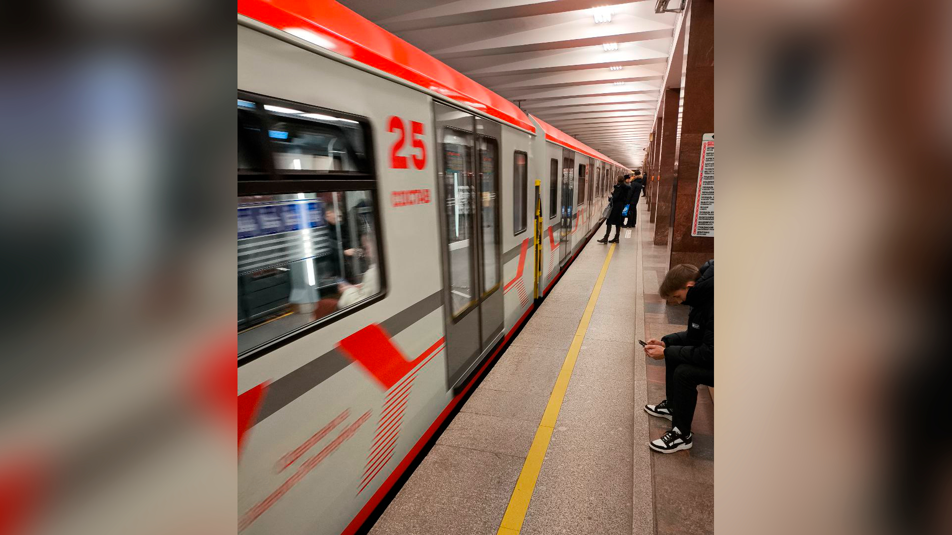 В Петербурге женщина умерла после удара дверью в метро