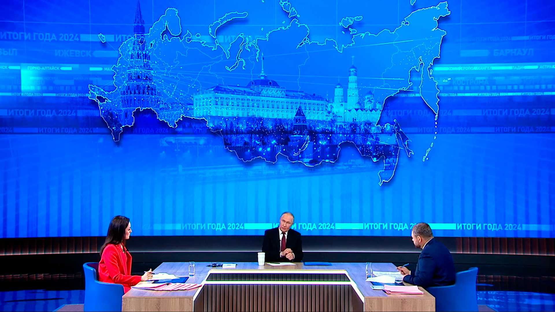 Путин начал совмещенную прямую линию и пресс-конференцию