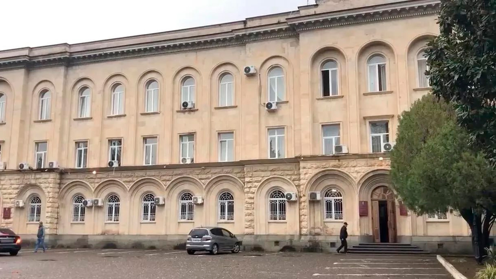 Депутат устроил стрельбу в парламенте Абхазии из-за спора по запрету майнинга