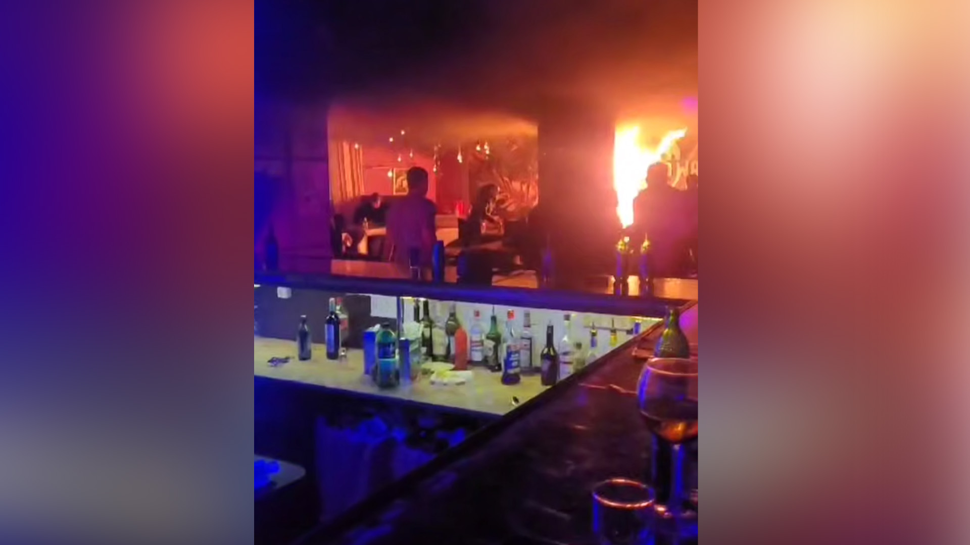 В Якутии после взрыва петарды в ретро-клубе начался пожар