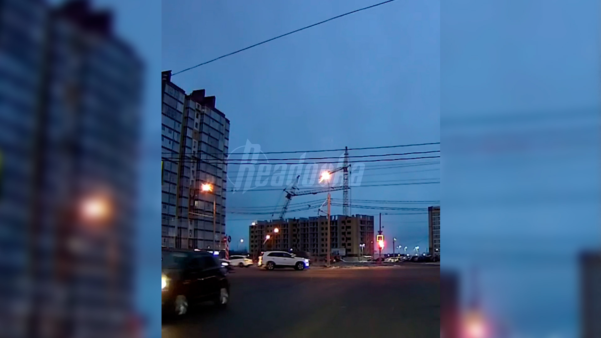 В Калуге строительный кран рухнул с рабочим внутри