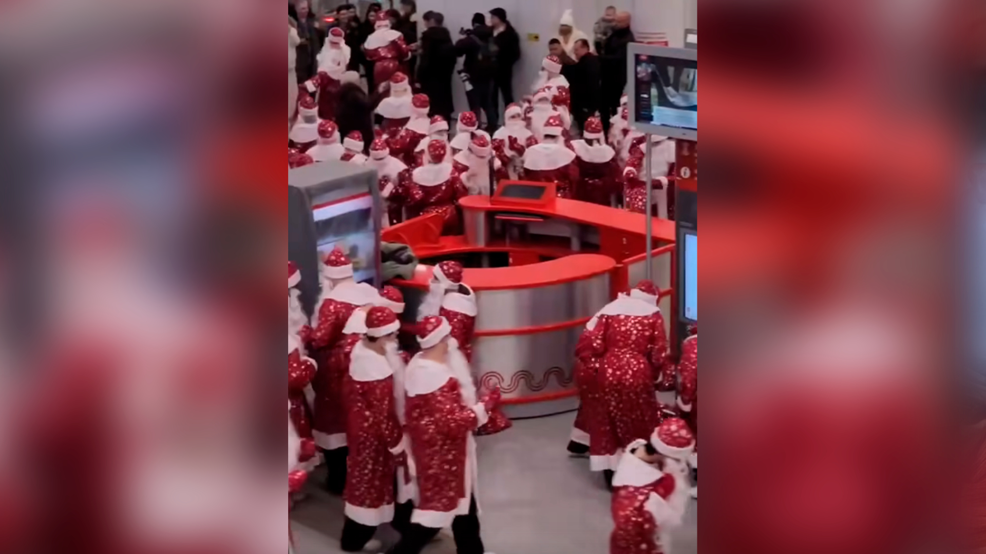 В Москве 100 Дедов Морозов устроили флешмоб для пассажиров метро