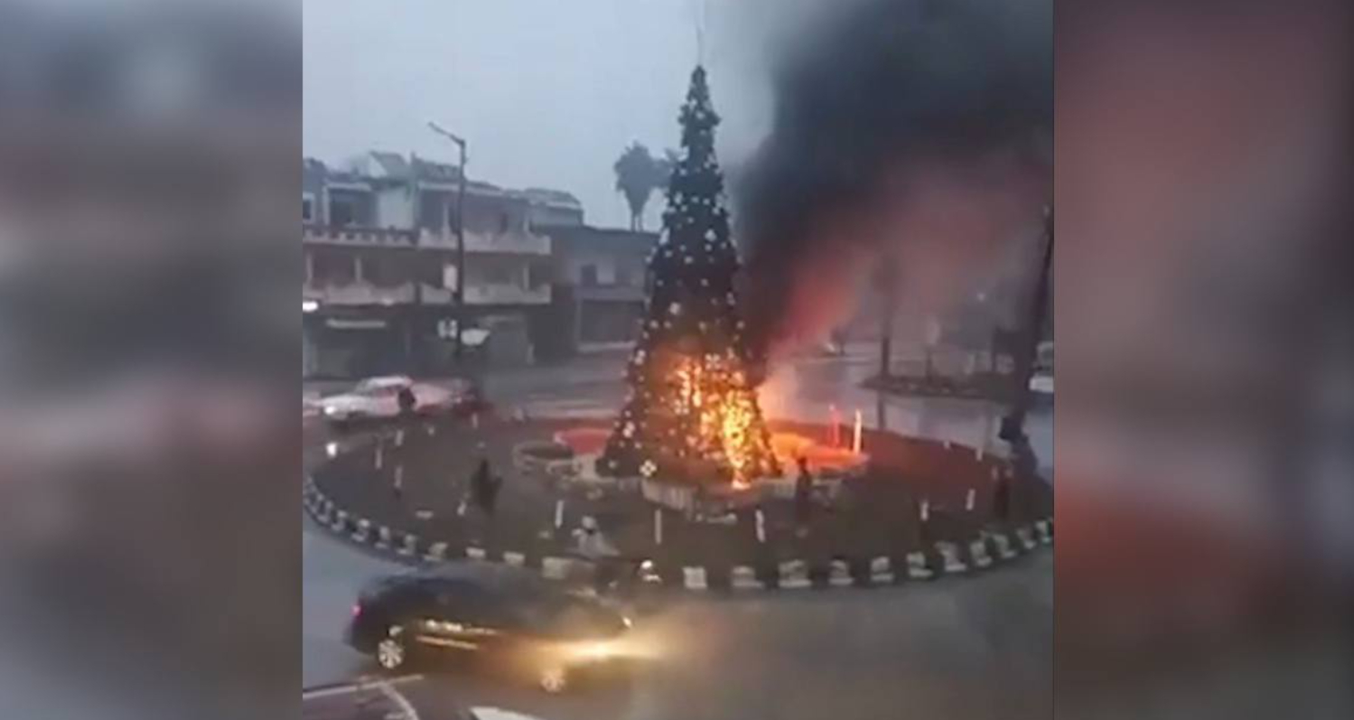 Исламисты сожги рождественскую елку в сирийской Хаме