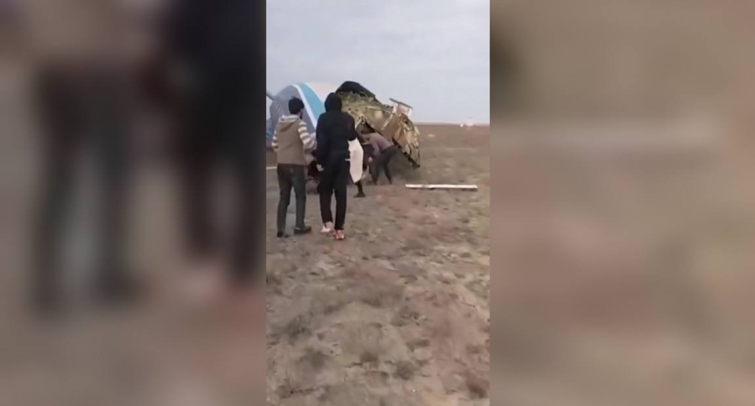 На борту потерпевшего крушение в Актау самолета находились 16 россиян