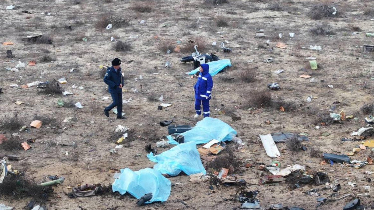 На месте крушения самолета в Актау обнаружили тела 4 погибших
