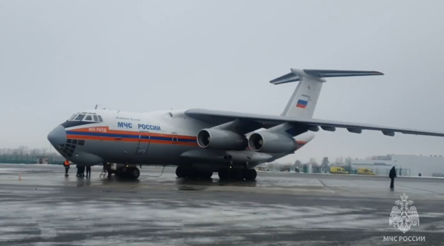 Спецборт МЧС доставил в Москву россиян, переживших крушение самолета в Актау