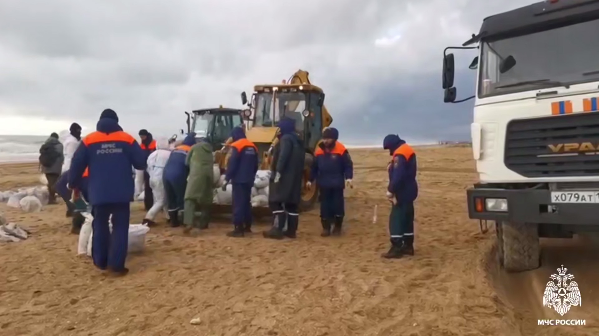 В Крыму ввели режим ЧС из-за разлива мазута