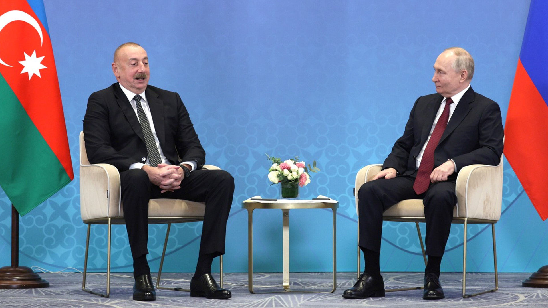 Путин и Алиев обсудили крушение самолета AZAL