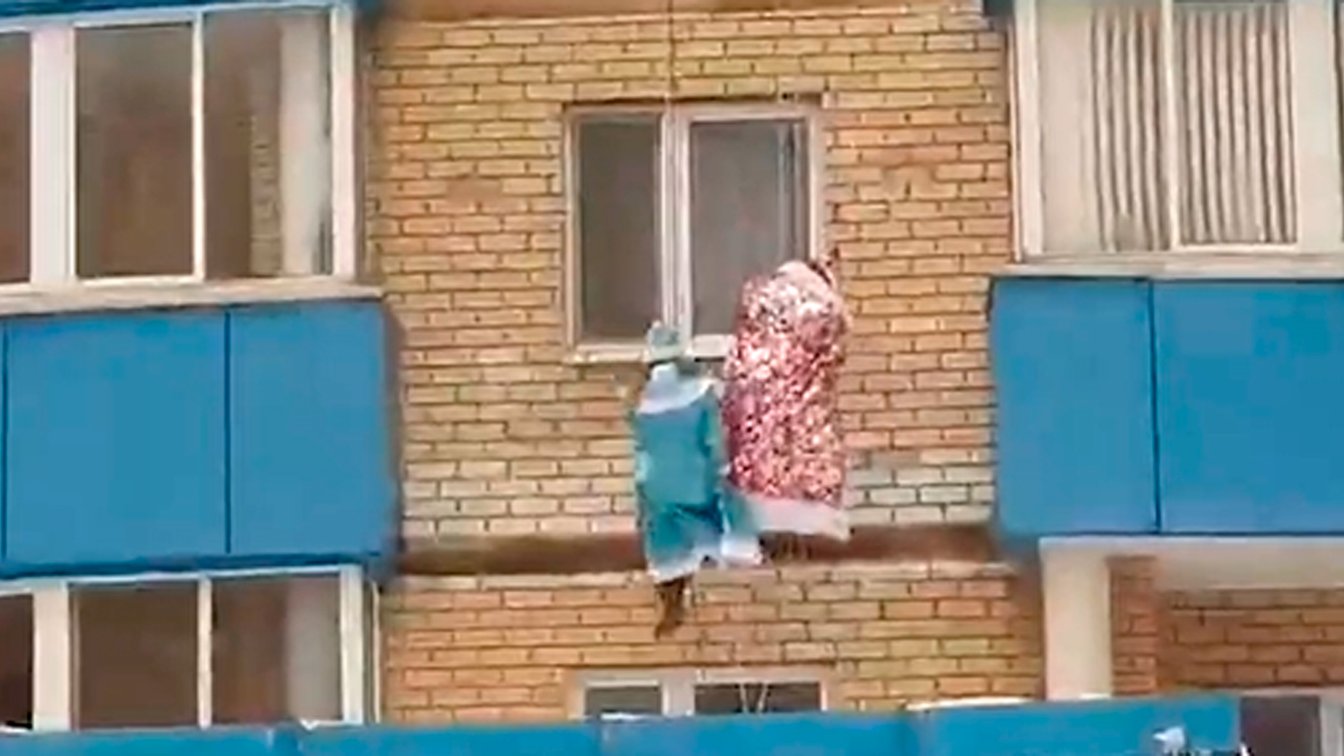 В Екатеринбурге Дед Мороз и Снегурочка спустились на канатах с крыши дома