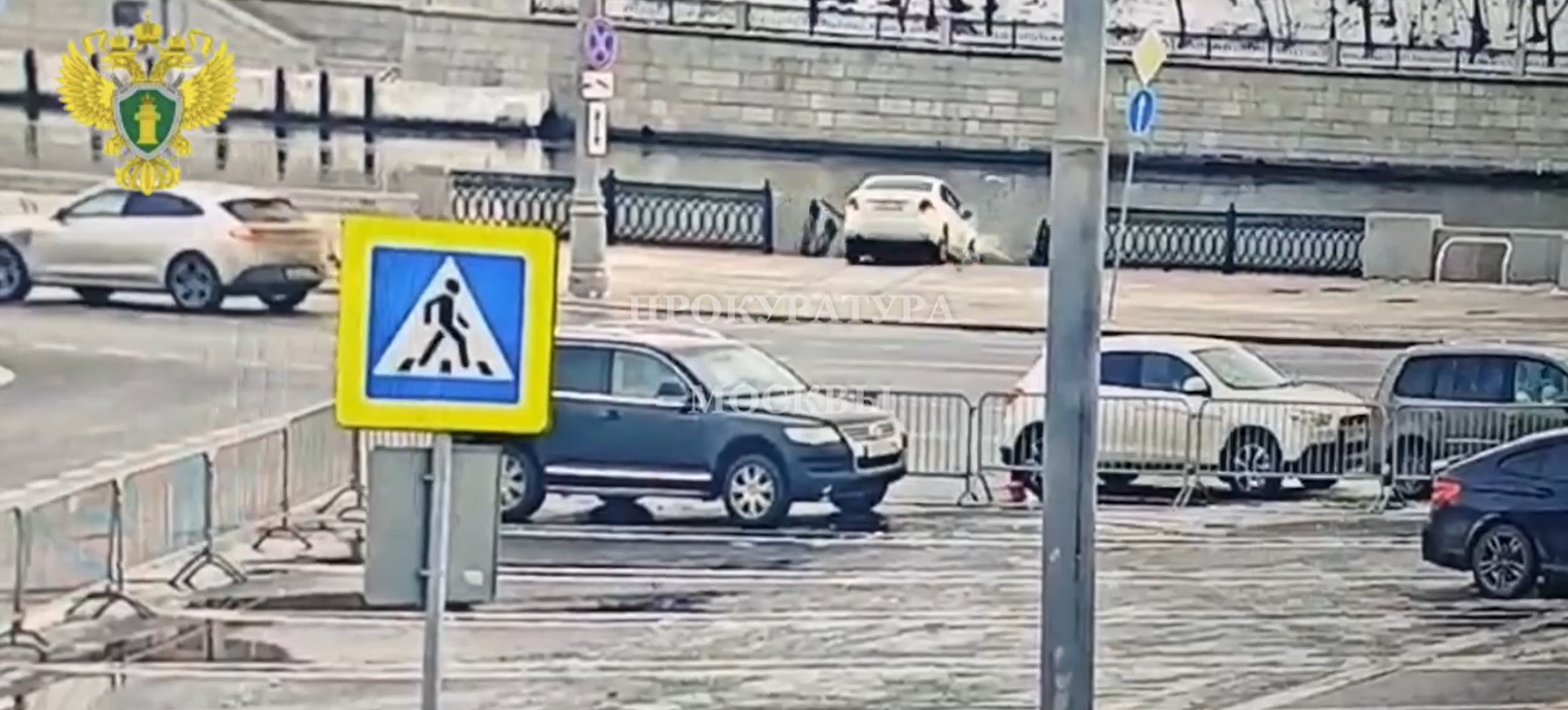 В Москве автомобиль с людьми упал в реку