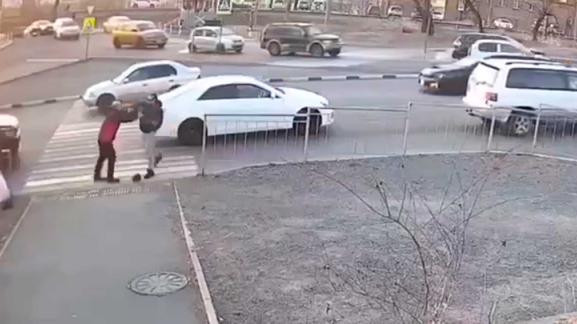 Во Владивостоке водитель избил пенсионера, который случайно задел его авто