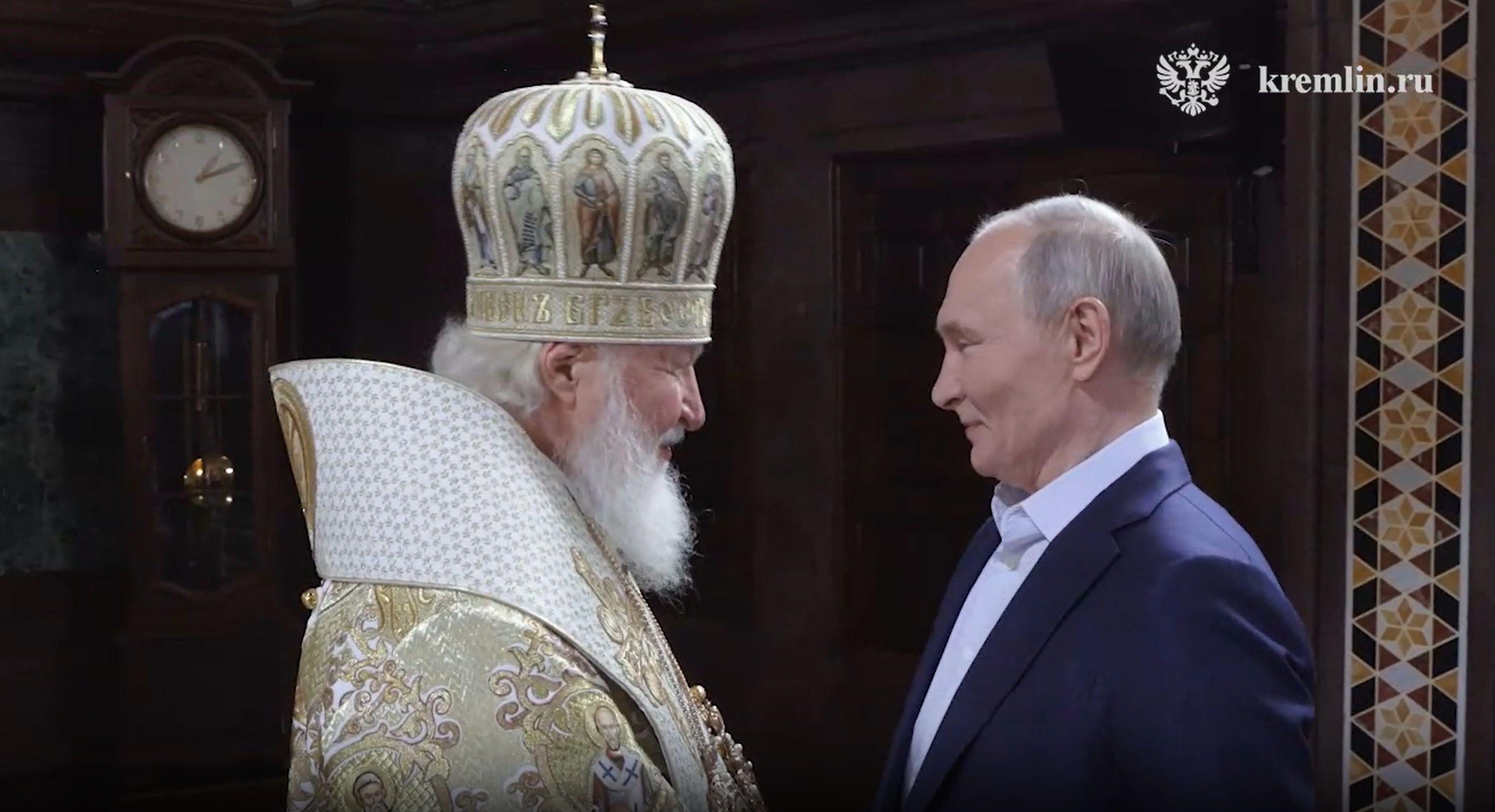 Путин попросил Патриарха Кирилла освятить нательные кресты для командующих ВС РФ