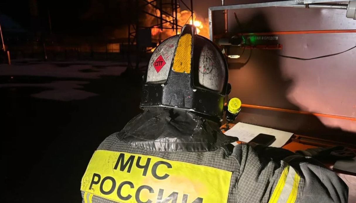 В Энгельсе ввели ЧС из-за пожара после атаки БПЛА