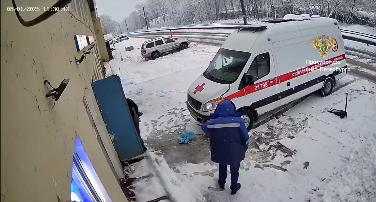 В Петербурге произошел второй случай падения льда с крыши на человека