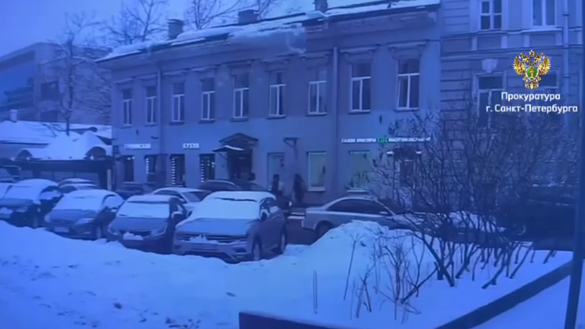 В Санкт-Петербурге глыба льда обрушилась на прохожих