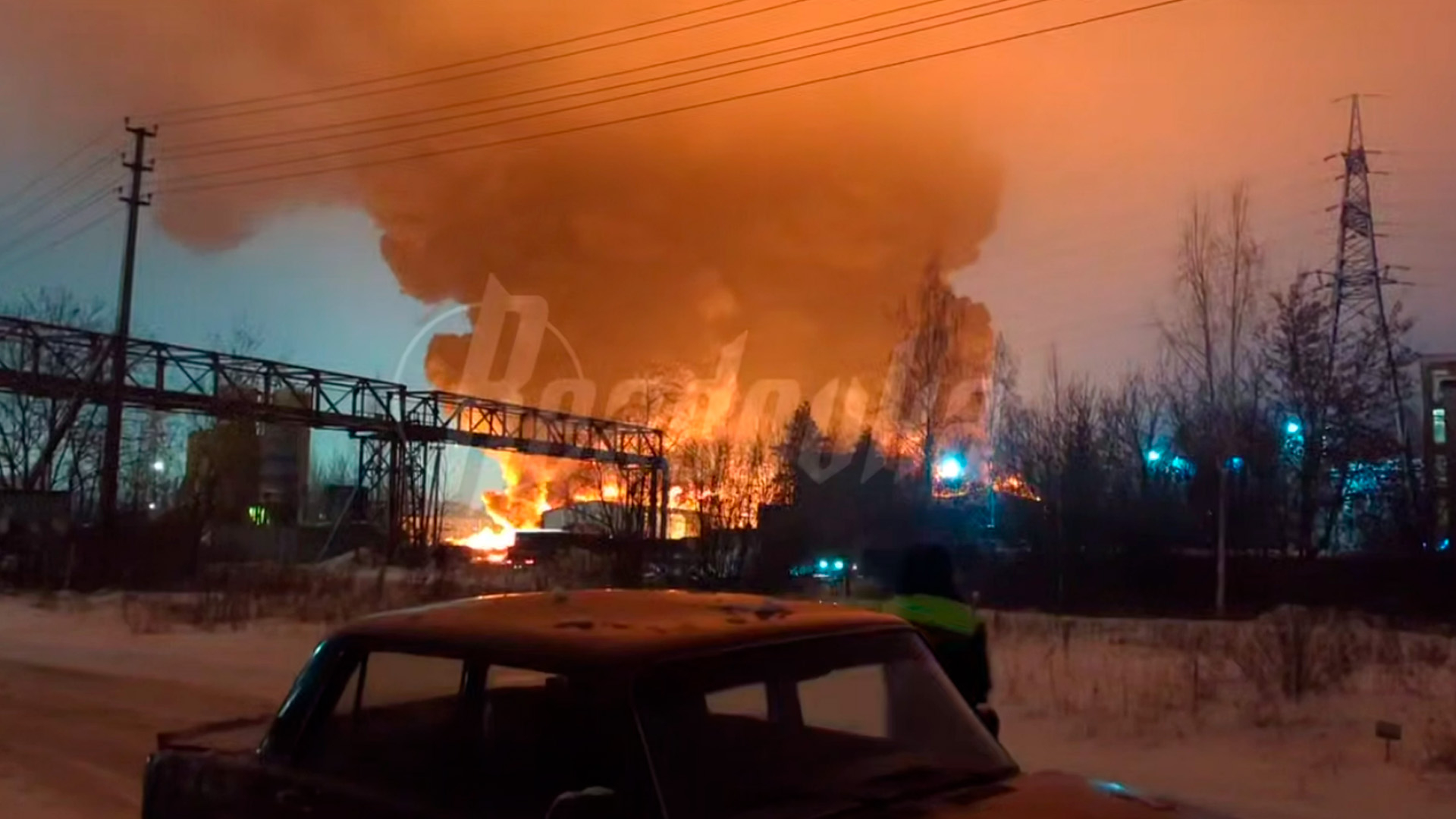 На заводе по производству ацетона в Ленобласти вспыхнул пожар