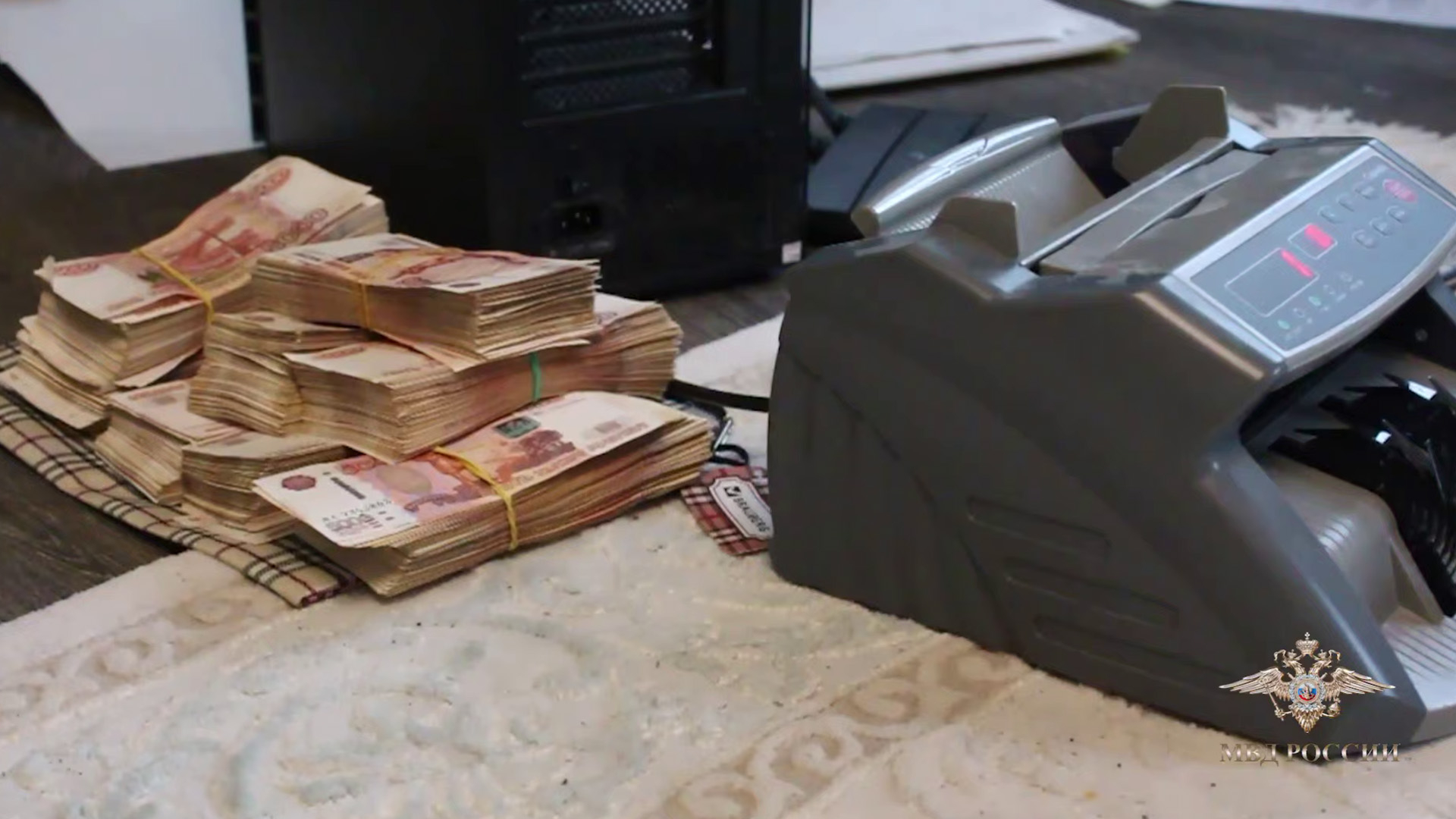 У маркетплейса украли 18 млн рублей через отзывы на товары