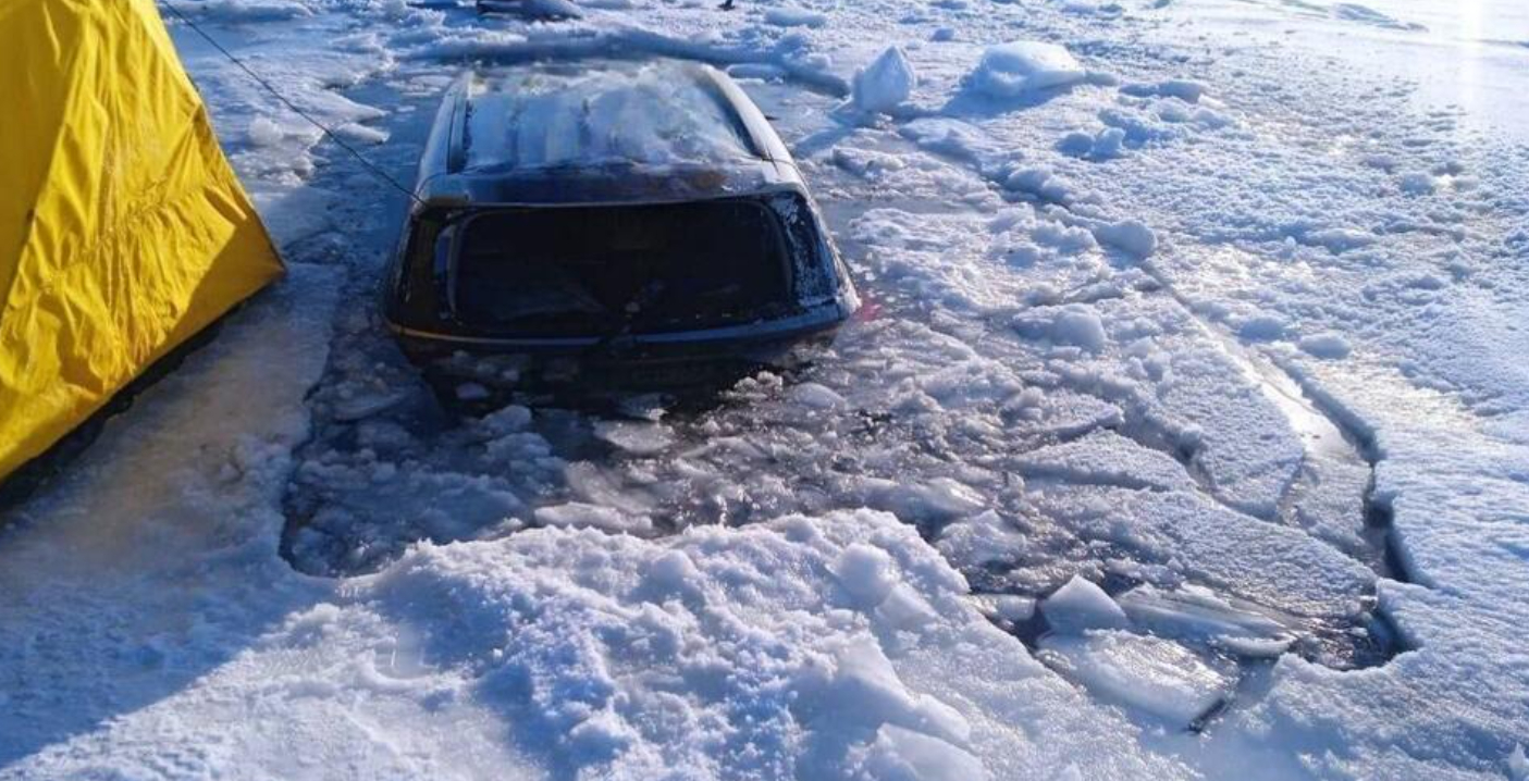 В Бурятии из провалившегося под лед автомобиля спасли 2 мужчин