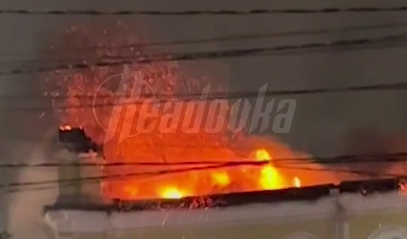 Шпиль горящего военного госпиталя в Туле рухнул