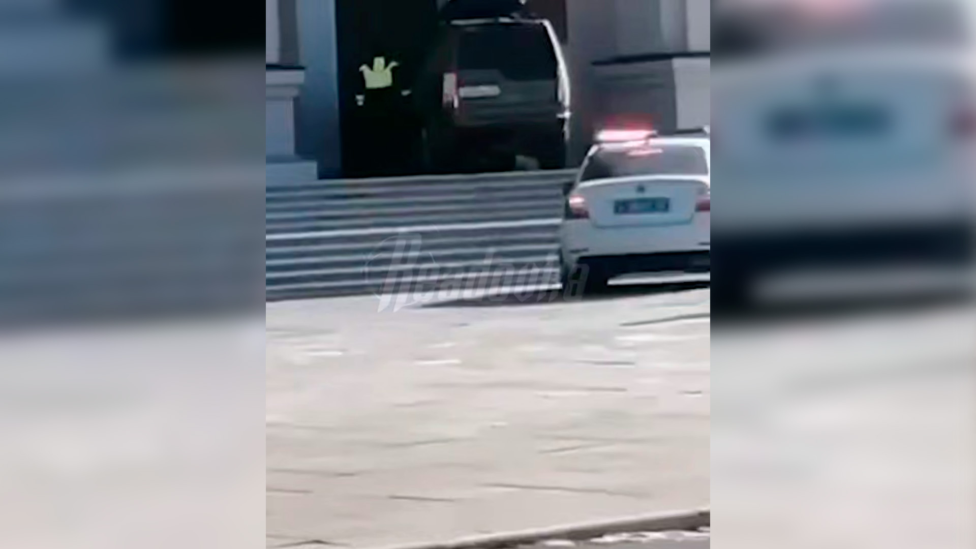 Во Владивостоке мужчина угнал внедорожник и попытался заехать на нем в храм