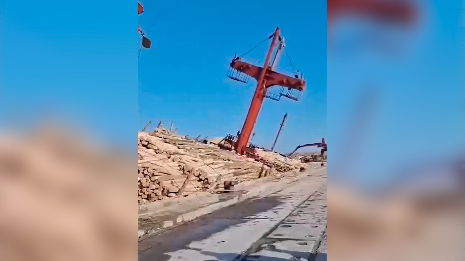 В Приморье при погрузке леса едва не перевернулся сухогруз