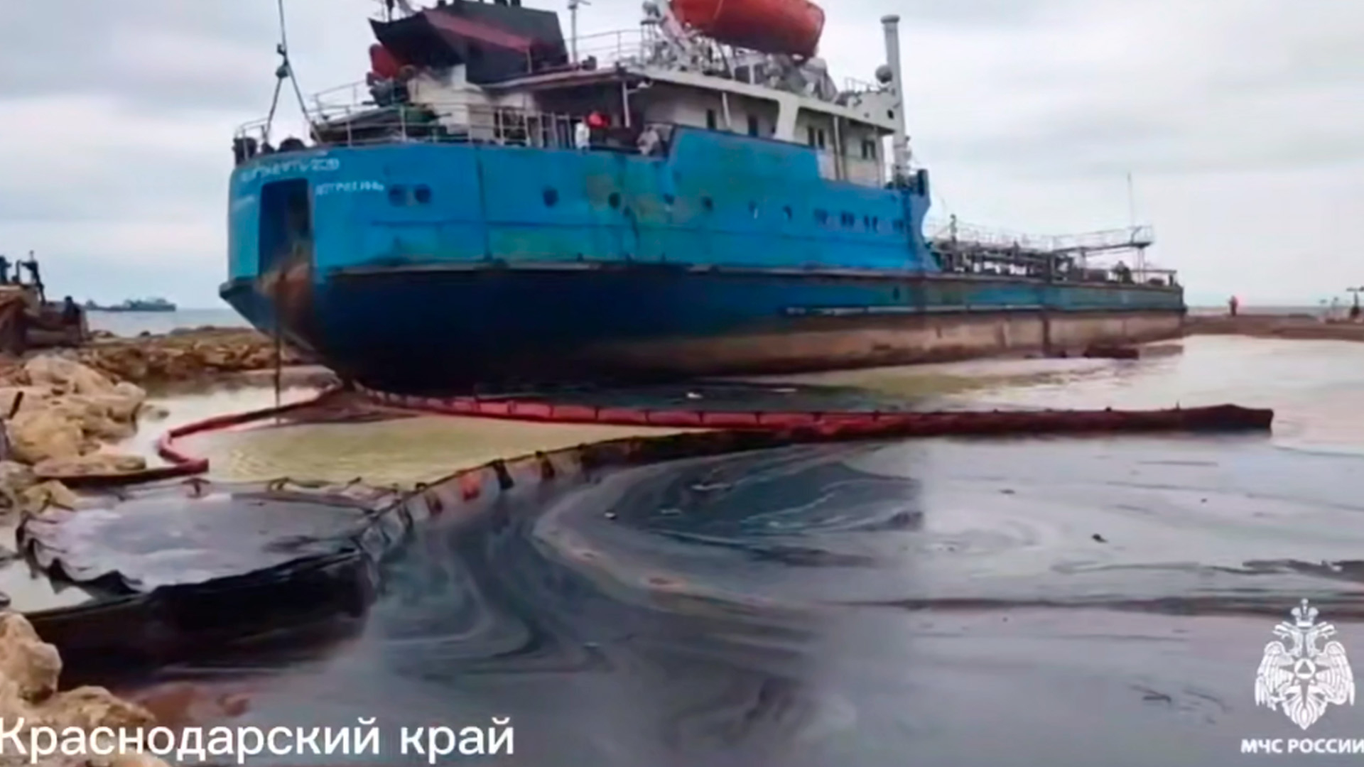 Почти 14 тонн мазута изъяли из моря у кормы затонувшего судна «Волгонефть-239»