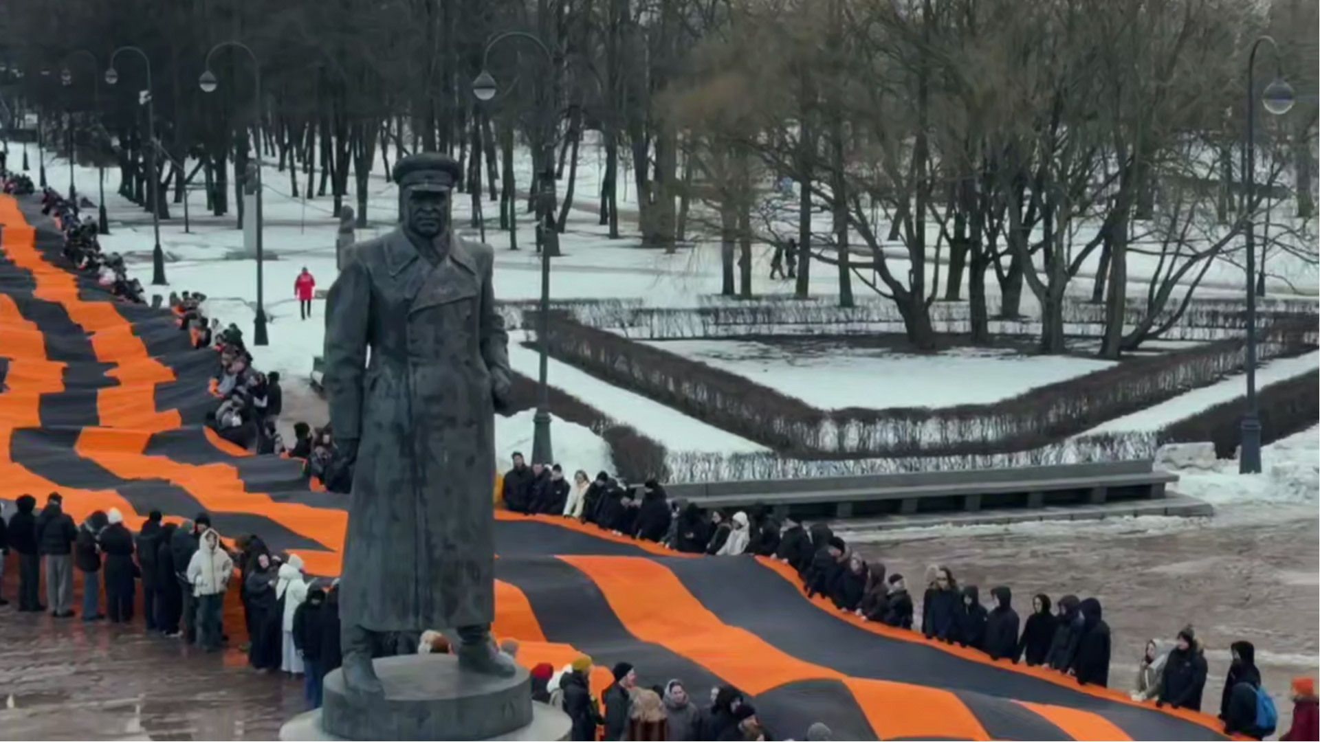 В Петербурге в годовщину прорыва блокады развернули 300-метровую Георгиевскую ленту