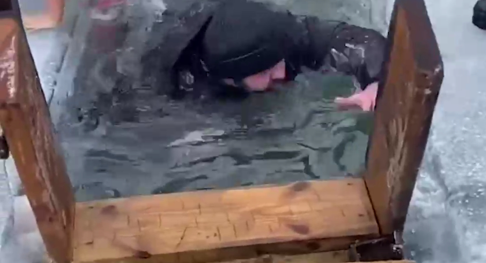В Иркутске мужчина упал в крещенскую прорубь во время купания ребенка