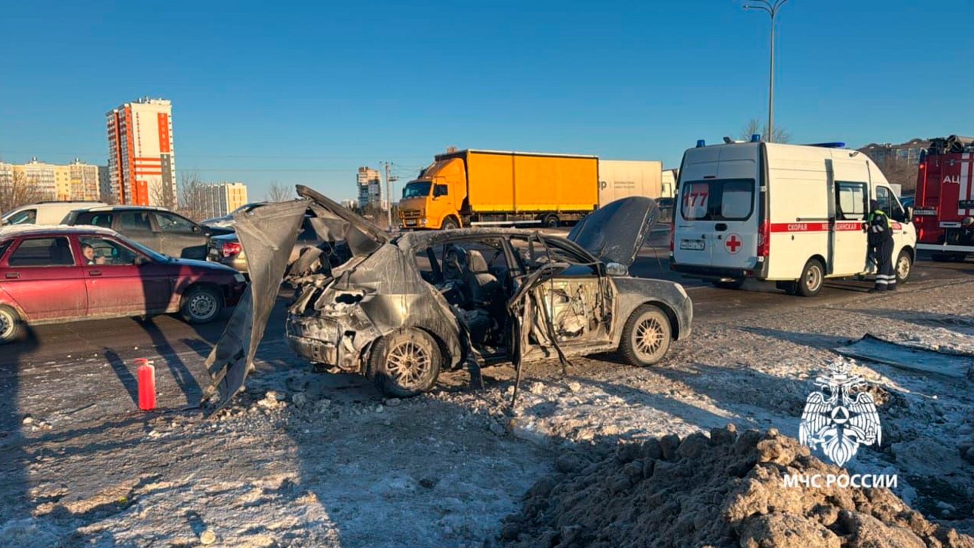 Автомобиль взорвался во время движения по трассе в Челнах