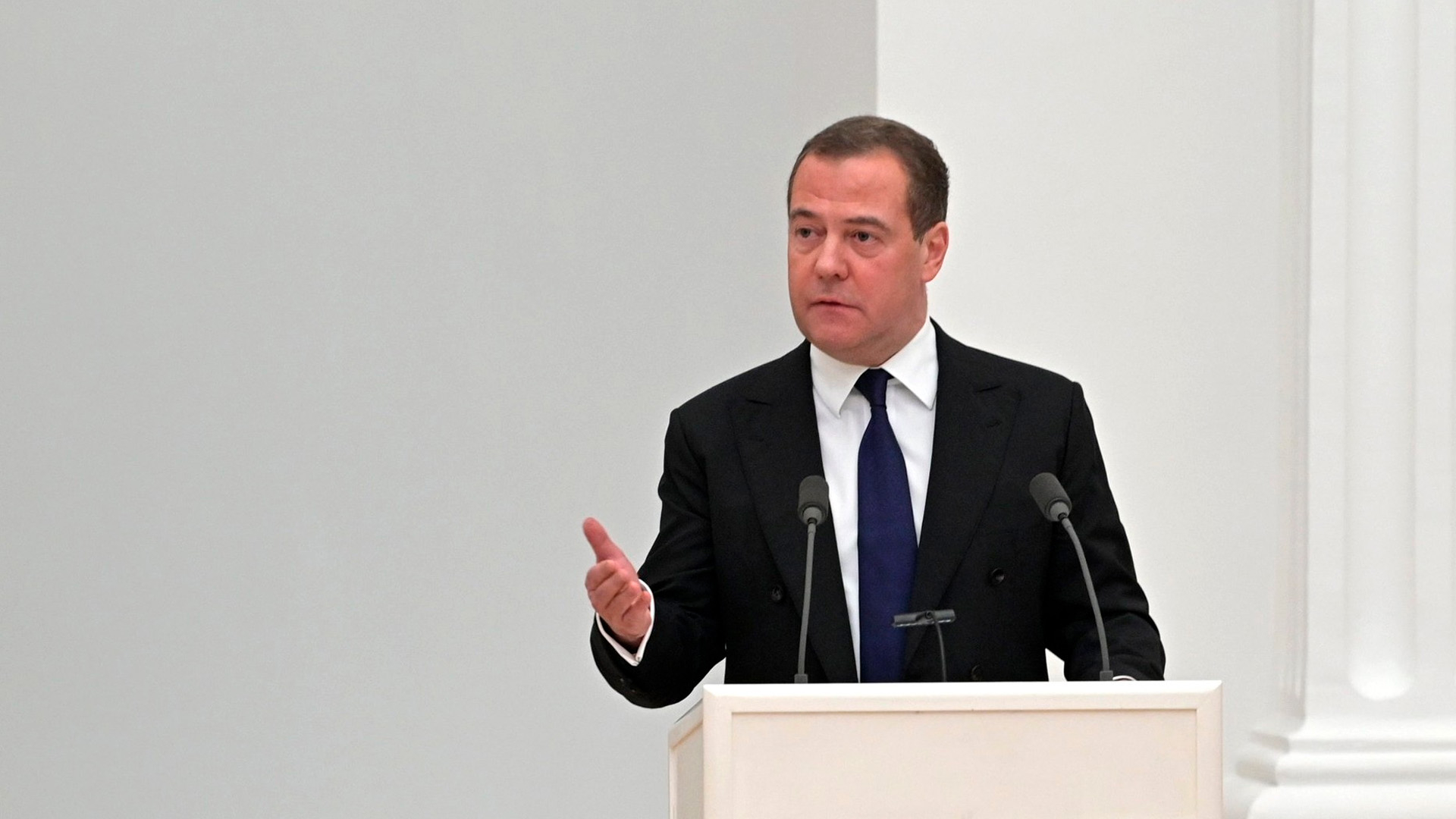Медведев: почти 450 тыс человек заключили контракт о службе в ВС РФ в 2024 году
