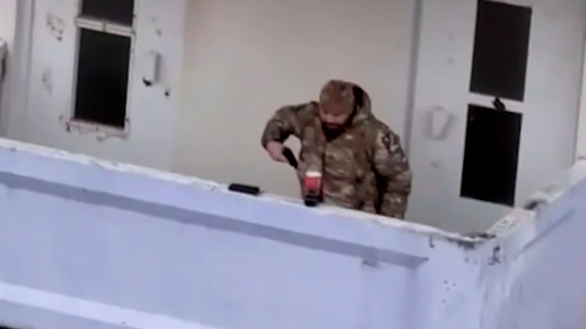В Химках мужчина в камуфляже устроил стрельбу с балкона многоэтажки