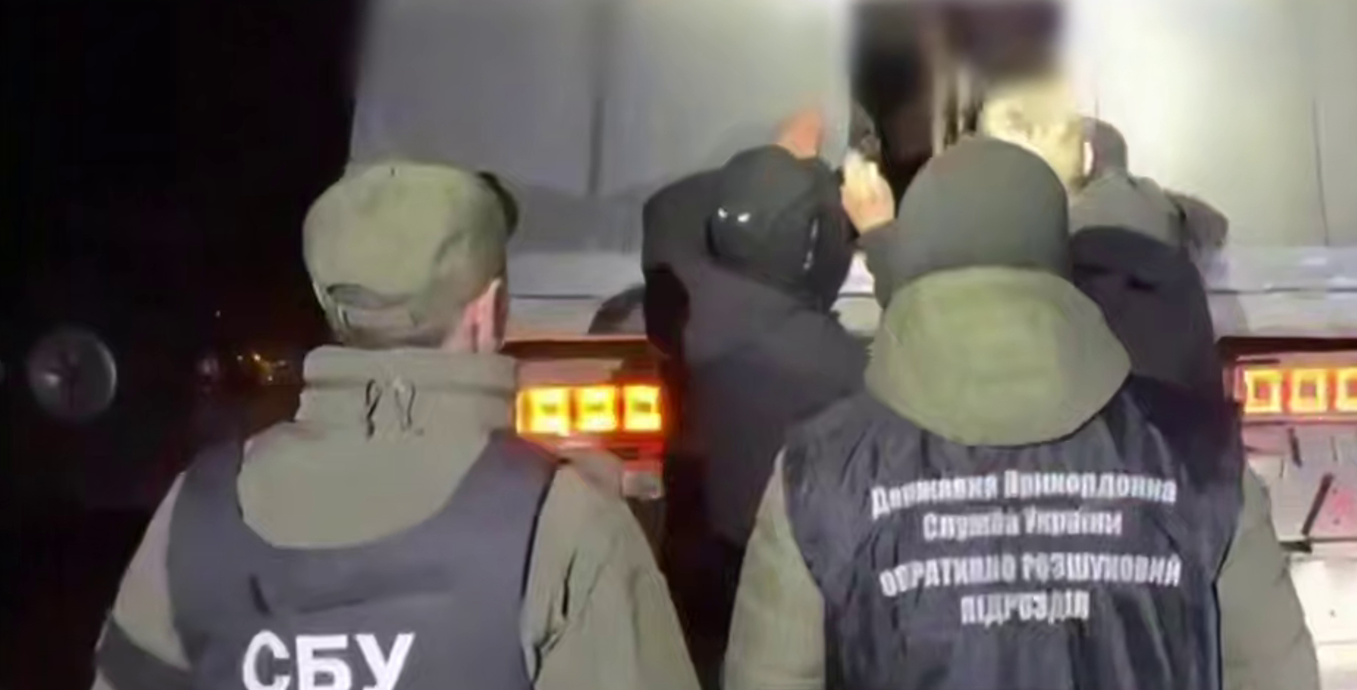 На Украине 13 мужчин пытались сбежать из страны в кузове грузовика