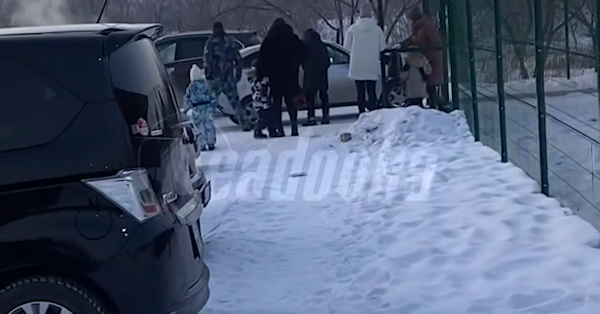 В Красноярском крае водитель пытался протаранить забор детского сада