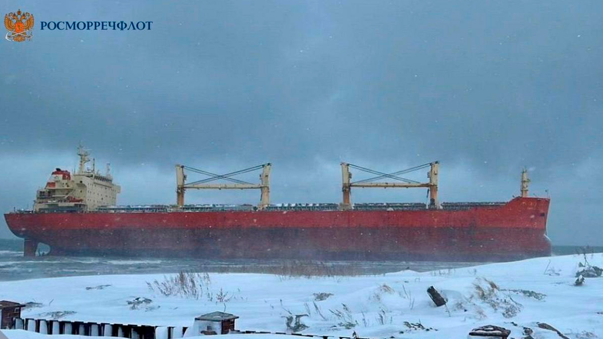 В застрявшем у берегов Сахалина балкере нашли повреждения