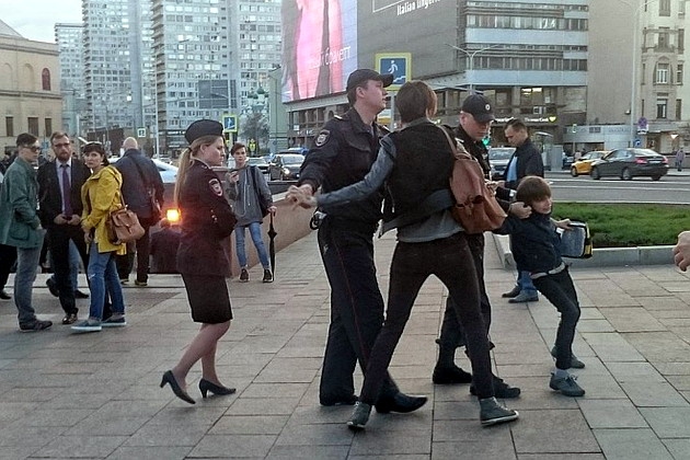 9-летнего мальчика, читавшего на Арбате Шекспира, задержали как госпреступника
