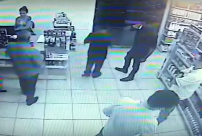 Видео: грабитель с пистолетом не смог