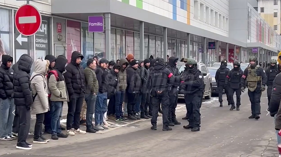 Правоохранители задержали более 300 мигрантов на Савеловском рынке в Москве