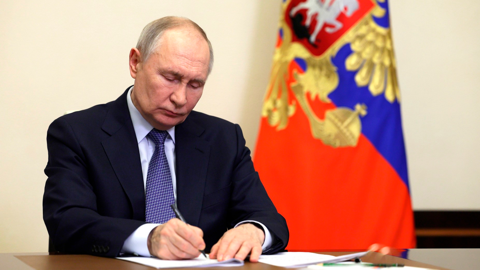 Путин поручил выплачивать по 65 тыс рублей потерявшим дом жителям Курской области