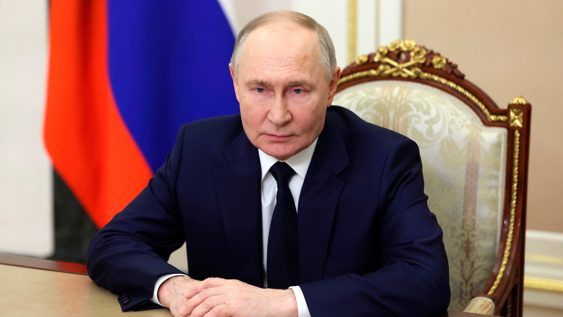 Путин поздравил россиян с Днем защитника Отечества