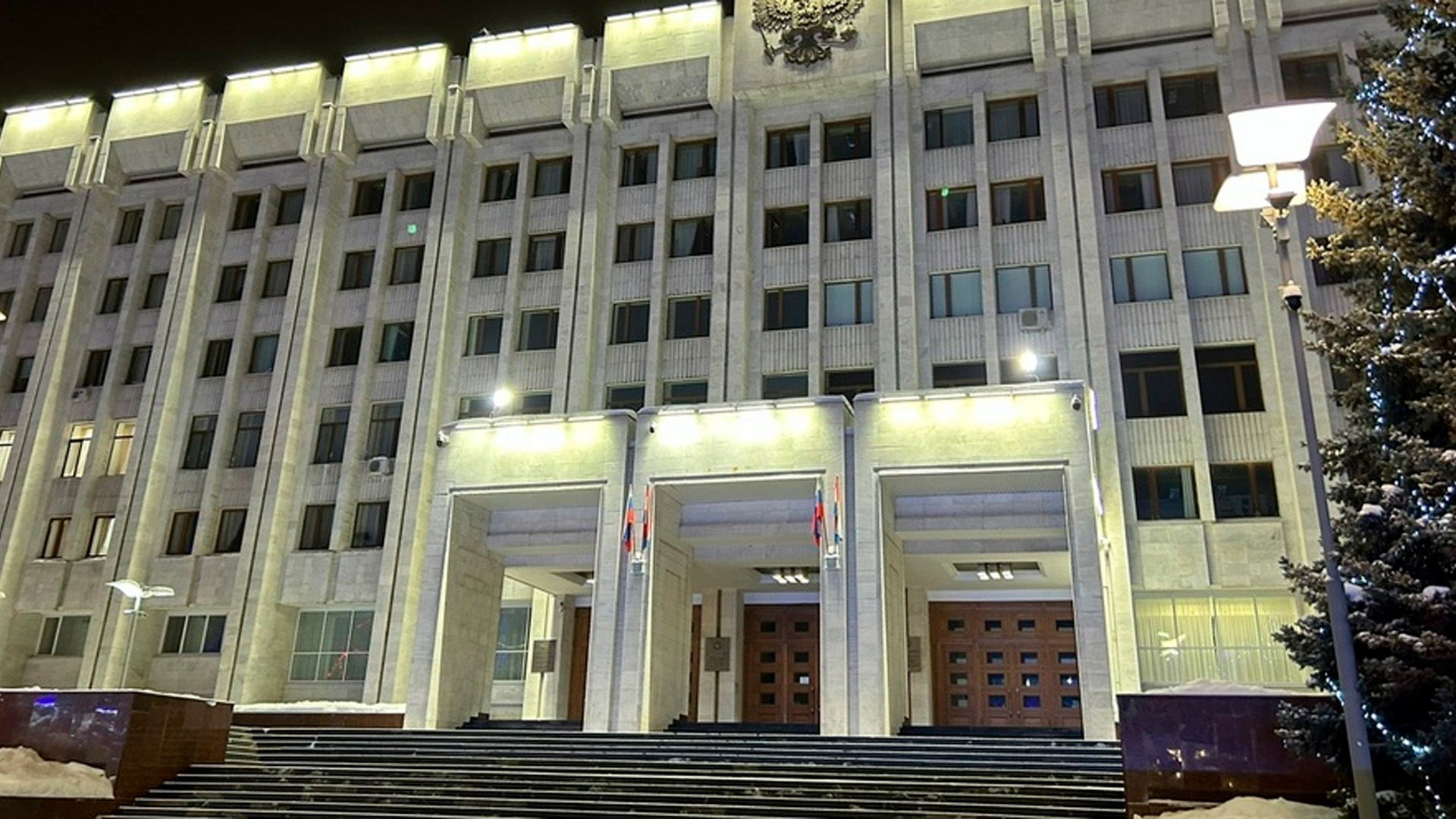 Неизвестный бросил гранату на крыльцо здания правительства Самарской области