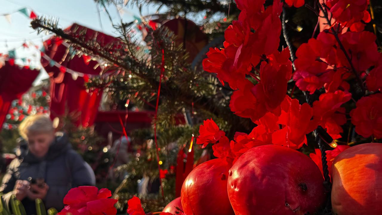 Бархатные шторы, расписной самовар и блинчики: Тверскую площадь украсили к «Московской Масленице»