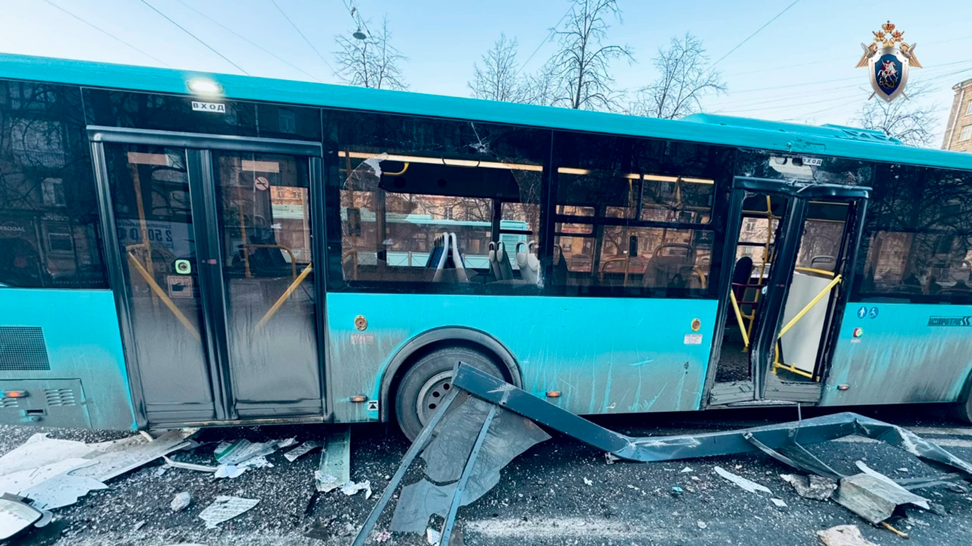 Автобус на скорости протаранил остановку с пассажирами